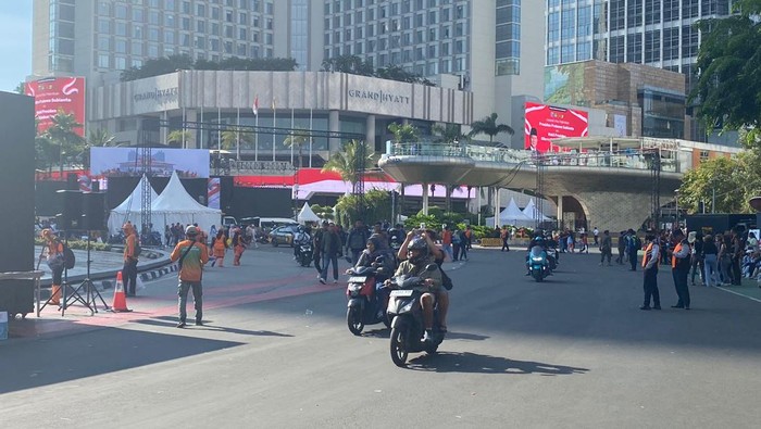 Ruas jalan sepanjang Senayan hingga Istana Negara Jakpus kembali dibuka usai disterilisasi dari kendaraan saat pelantikan Presiden dan Wapres, Minggu (20/10/2024).