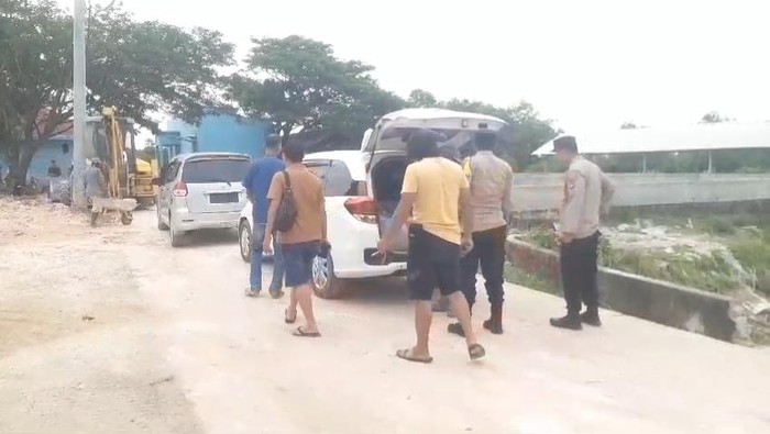 Saat pihak kepolisian mendatangi TKP Penusukan LSM di Ogan Ilir oleh OTK