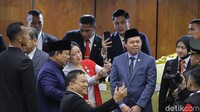 Puan terlihat mengenakan pakaian kebaya merah dan putih. Keduanya juga sempat berbincang seusai berfoto.  