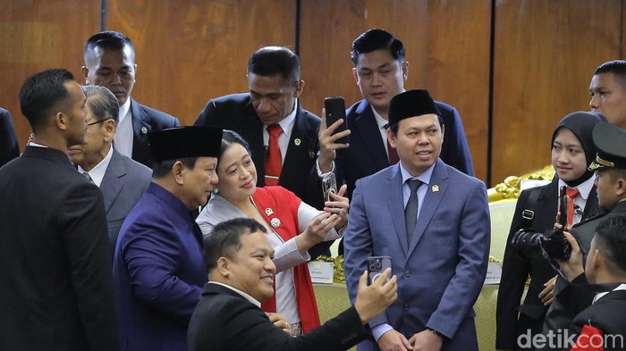 Prabowo Subianto resmi dilantik sebagai presiden periode 2024-2029, Minggu (20/10/2024). Usai dilantik, Prabowo diajak Ketua DPR RI Puan Maharani untuk berfoto selfie.