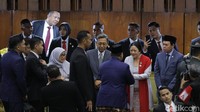 Pantauan detikcom, Minggu (20/10/2024), Prabowo menyalami para peserta sidang pelantikan di gedung MPR RI, Jakarta.