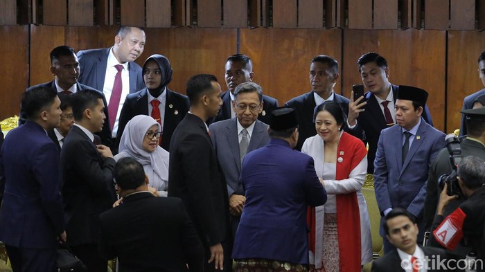 Prabowo Subianto resmi dilantik sebagai presiden periode 2024-2029, Minggu (20/10/2024). Usai dilantik, Prabowo diajak Ketua DPR RI Puan Maharani untuk berfoto selfie.