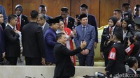 Saat menyalami Puan, Prabowo diajak berfoto selfie.  