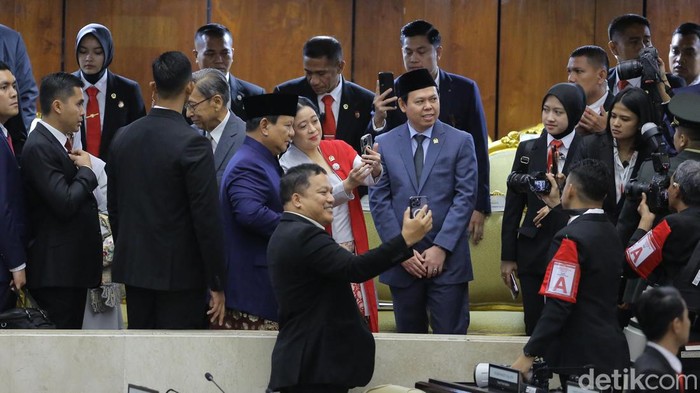 Prabowo Subianto resmi dilantik sebagai presiden periode 2024-2029, Minggu (20/10/2024). Usai dilantik, Prabowo diajak Ketua DPR RI Puan Maharani untuk berfoto selfie.
