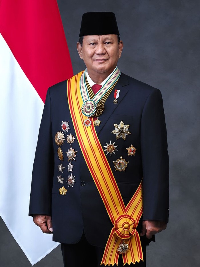 Sah! Ini Foto Resmi Kenegaraan Presiden Prabowo-Wapres Gibran Foto resmi pasangan calon presiden Prabowo Subianto dan calon wakil presiden Gibran Rakabuming Raka akhirnya dirilis ke publik, Minggu (10/20/2024).