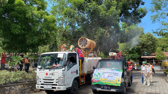 Sebanyak 125 liter cairan eco enzyme dituang dan disemprotkan di wilayah Desa Adat Buleleng, Kecamatan/Kabupaten Buleleng, pada Minggu (20/10/2024). (Foto: Istimewa)