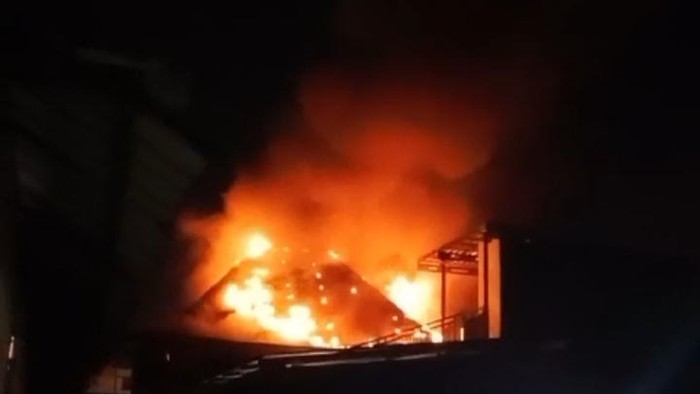 Sebuah rumah hangus terbakar di Palembang, Sumsel, diduga akibat korsleting listrik.