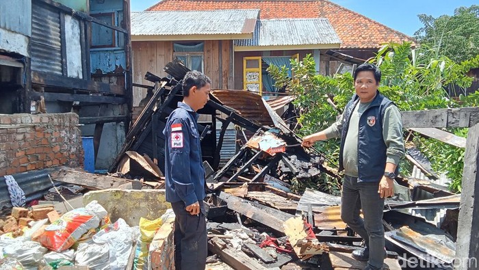 Sebuah rumah hangus terbakar, diduga pelaku bakar kasur.