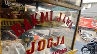 Warung bakmi Jawa ini sudah berdiri sekitar 14 tahun di Jakarta. Warung makannya sederhana, tetapi setiap hari pasti ramai pembeli. Foto: Detikcom / Atiqa Rana