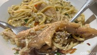 Mie di sini dibuat sendiri oleh Mas Kus. Teksturnya pas, disajikan bersama kuah yang gurih dengan aroma bawang putih yang kuat. Potongan suwiwinya juga menambah kelezatan bakmi. Foto: Detikcom / Atiqa Rana