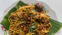 Kalau suka yang lebih manis, bisa coba bakmi goreng. Kami meminta tambahan topping ati ampela untuk melengkapi bakmi goreng ini. Foto: Detikcom / Atiqa Rana