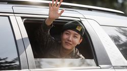 Senyum Bahagia J-Hope BTS Saat Selesai Wajib Militer Senyum Bahagia J-Hope BTS Saat Selesai Wajib Militer