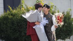 Senyum Bahagia J-Hope BTS Saat Selesai Wajib Militer Senyum Bahagia J-Hope BTS Saat Selesai Wajib Militer