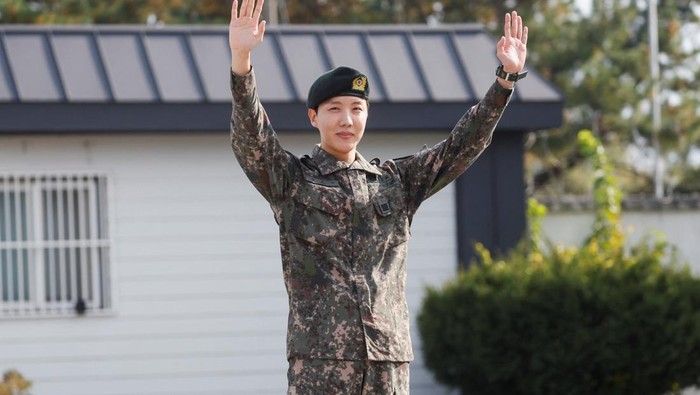 K-pop boy band BTS member J-Hope smiles while holding flowers after being discharged from his 18 months of mandatory military service outside a military base in Wonju, South Korea, October 17, 2024. REUTERS/Kim Soo-hyeon