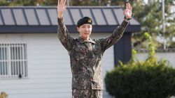 Senyum Bahagia J-Hope BTS Saat Selesai Wajib Militer Senyum Bahagia J-Hope BTS Saat Selesai Wajib Militer