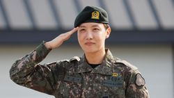Senyum Bahagia J-Hope BTS Saat Selesai Wajib Militer Senyum Bahagia J-Hope BTS Saat Selesai Wajib Militer