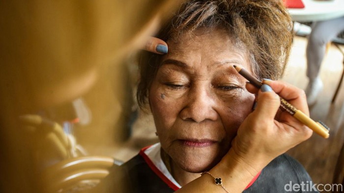 Sejumlah peserta mengikuti pelatihan merias wajah, kegiatan itu dilakukan sebagai pertukaran budaya Indonesia dan Filipina.