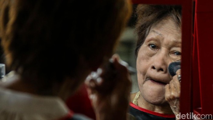 Serunya Pertukaran Budaya Merias Wajah Versi Filipina dan Indonesia Sejumlah peserta mengikuti pelatihan merias wajah, kegiatan itu dilakukan sebagai pertukaran budaya Indonesia dan Filipina.