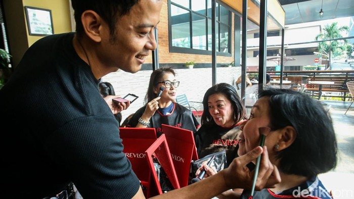 Sejumlah peserta mengikuti pelatihan merias wajah, kegiatan itu dilakukan sebagai pertukaran budaya Indonesia dan Filipina.