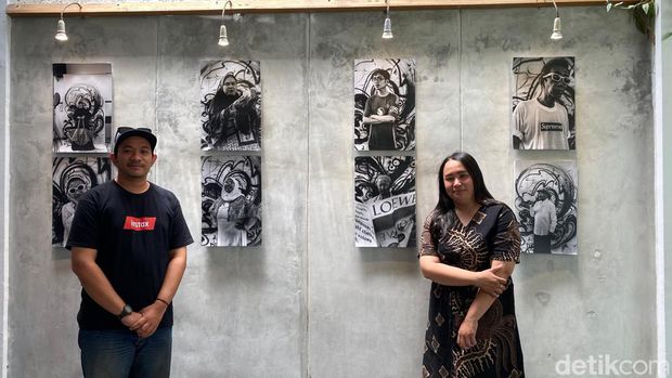 Pengkarya Silvani Andalita dan fotografer Ridho K. Sampurno di pameran 'Different Shoot From Antoher Perspective' di Tandhok Artspace, Kota Semarang, Minggu (20/10/2024).