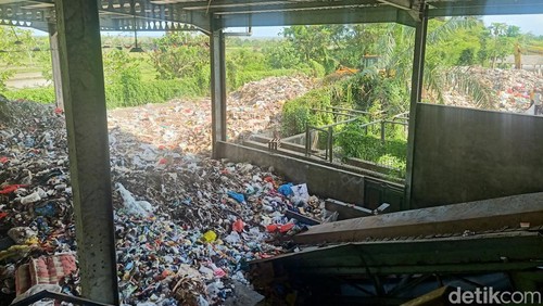 Situasi Tempat Pengolahan Sampah Terpadu (TPST) Kabupaten Jembrana yang berlokasi di Tempat Pembuangan Akhir (TPA) Peh, Desa Kaliakah, Kecamatan Negara, Jembrana, Bali, Jumat (18/10/2024). (Foto: I Putu Adi Budiastrawan/detikBali)