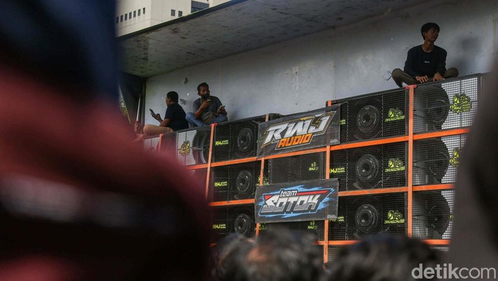 Sejumlah warga menikmati hiburan dari sound horeg di kawasan Sudirman, Jakarta, Minggu (20/10/2024). Hiburan ini untuk menghibur warga saat pelantikan Presiden dan Wakil Presiden Prabowo - Gibran.