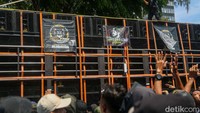 Sound horeg ini merupakan tumpukan mata speaker yang terpasang di bagian belakang truk. Setiap truk memiliki jumlah mata speaker yang berbeda, mulai dari 6 hingga 34 mata speaker. Selain mata speaker, terdapat pernak pernik berupa lampu yang terpasang.