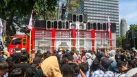 Warga ramai-ramai menikmati hiburan dari sound horeg di kawasan Sudirman, Jakarta, Minggu (20/10/2024).
