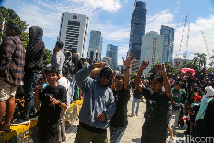 Sejumlah warga menikmati hiburan dari sound horeg di kawasan Sudirman, Jakarta, Minggu (20/10/2024). Hiburan ini untuk menghibur warga saat pelantikan Presiden dan Wakil Presiden Prabowo - Gibran.