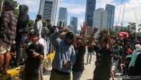 Terlihat warga berjoget riang menikmati musik dari Sound Horeg.