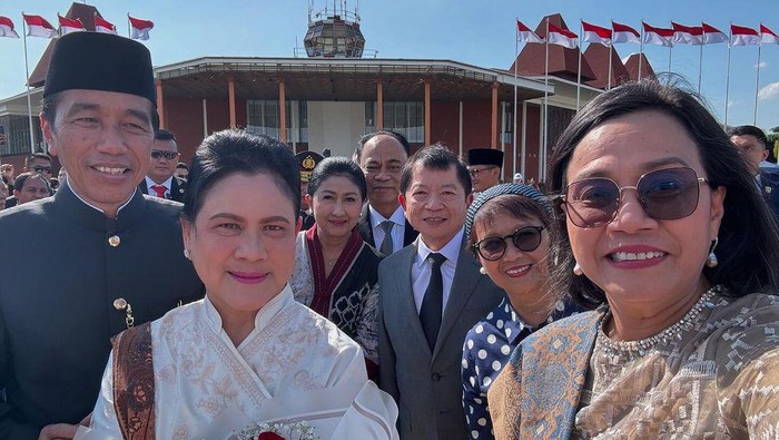 Sri Mulyani melepas Jokowi dan Iriana di Bandara Halim Perdanakusumah
