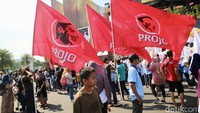 Warga memadati kawasan istana negara untuk menyaksikan langsung pisah sambut Presiden ke 7 indonesia Joko Widodo dan Presiden Prabowo Subianto.