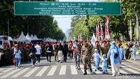 Sejumlah warga memadati kawasan depan Istana Merdeka, Jakarta, Minggu (20/10/2024).
