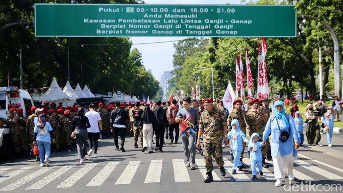 Suasana Depan Istana Merdeka Jelang Pelantikan Presiden-Wakil Presiden Sejumlah warga memadati kawasan depan Istana Negara, Jakarta, Minggu (20/10/2024). Warga memadati kawasan istana negara ini untuk menyaksikan langsung pisah sambut Presiden ke 7 indonesia Joko Widodo dan Presiden Prabowo Subianto.