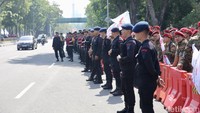 Sebagai informasi, Istana akan menggelar acara pelepasan Presiden Joko Widodo (Jokowi) dan penyambutan Presiden terpilih Prabowo Subianto. Acara digelar siang ini.