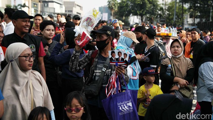 Warga beraktivitas di kawasan Bundaran HI, Jakarta, Minggu (20/10/2024).