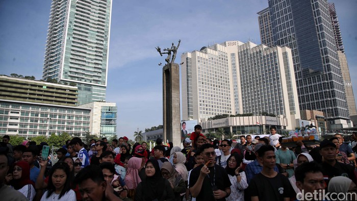 Warga beraktivitas di kawasan Bundaran HI, Jakarta, Minggu (20/10/2024).