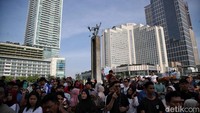Car free day (CFD) di Jalan Sudirman-Thamrin, Jakarta, ditiadakan karena pelantikan presiden dan wakil presiden RI terpilih, Prabowo Subianto dan Gibran Rakabuming Raka, hari ini. Namun, kawasan Bundaran HI, Jakarta Pusat, tetap ramai oleh warga.