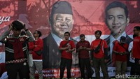 Tak hanya warga yang hendak berolahraga, beberapa relawan Prabowo-Gibran pun sudah hadir di lokasi. Mereka tampak mengenakan pakaian senada berwarna biru muda dan membawa berbagai macam atribut.
