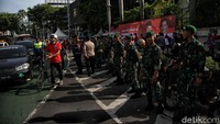 Pihak kepolisian masih melakukan buka tutup lalu lintas, saat tamu VVIP atau perwakilan negara yang akan hadir di pelantikan hilir mudik di kawasan Bundaran HI. Personel gabungan saat ini sudah bersiaga di lokasi.