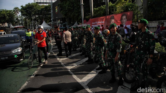 Suasana di Bundaran HI Jelang Pelantikan Prabowo-Gibran Warga beraktivitas di kawasan Bundaran HI, Jakarta, Minggu (20/10/2024).