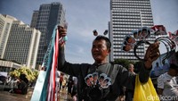 Sementara itu, di lokasi sudah berdiri dua panggung untuk gelaran pesta rakyat hari ini. Hingga kini belum ada penutupan arus lalu lintas sepanjang Jalan Sudirman-Thamrin.