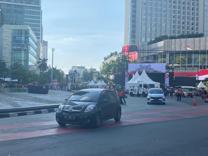Suasana lalu lintas di Kawasan Bundaran HI usai Pesta Rakyat Pelantikan Presiden Prabowo Subianto dan Wakil Presiden Gibran Rakabuming Raka, Minggu (20/10/2024) pukul 15.30 WIB.