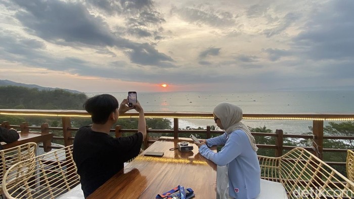 Suasana matahari terbenam di Bukit Sunset Hill Sukabumi