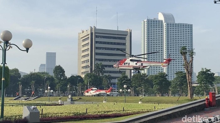 telah mendarat dua helikopter kepresidenan di lapangan bola dekat gedung Nusantara I. Dua helikopter itu bersiaga selama acara kenegaraan. (Firda/detikcom).