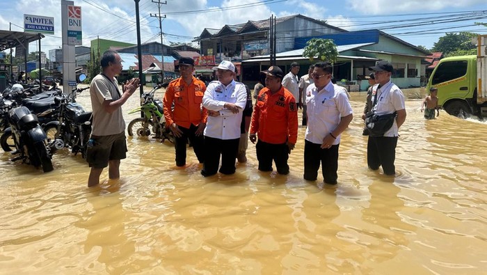 Tim BPBD Kab Sanggau memantau kondisi banjir di Kab Sanggau, Provinsi Kalbar.