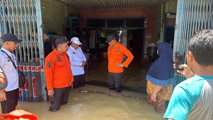 Tim BPBD Kab Sanggau memantau kondisi banjir di Kab Sanggau, Provinsi Kalbar.