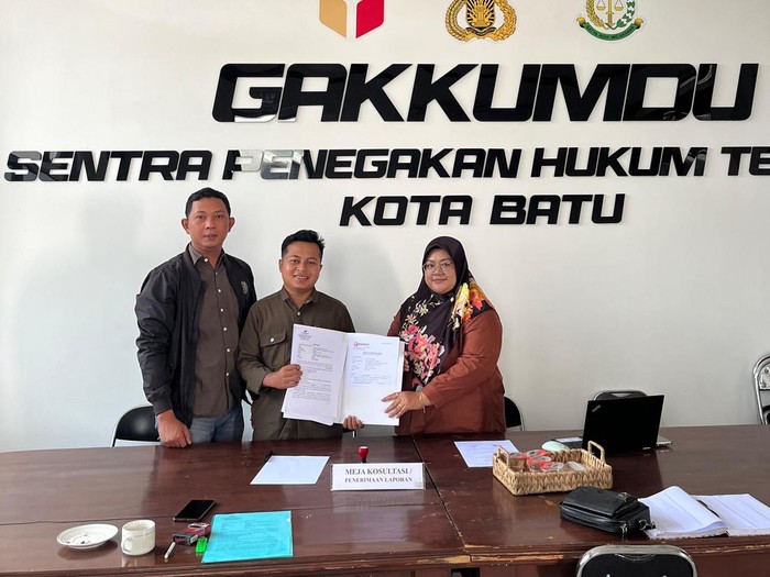 Tim Hukum Nurochman-Heli Suyanto Lapor Bawaslu Kota Batu