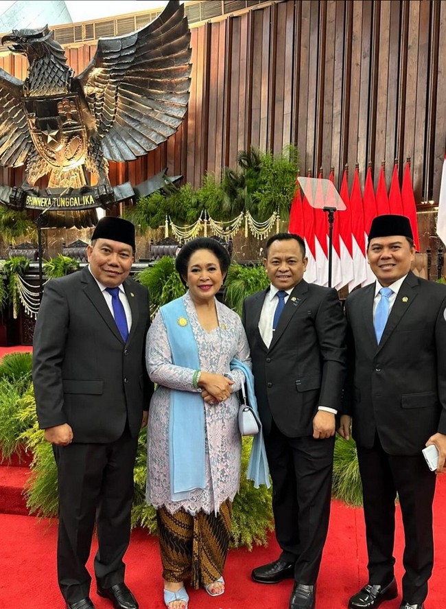 Prabowo menikah dengan Titiek pada 1983. Keduanya dikaruniai satu putra, Didit Hediprasetyo, yang lahir pada 1984. Keduanya diketahui berpisah pada 1998, tak lama setelah Soeharto lengser. Foto: Instagram