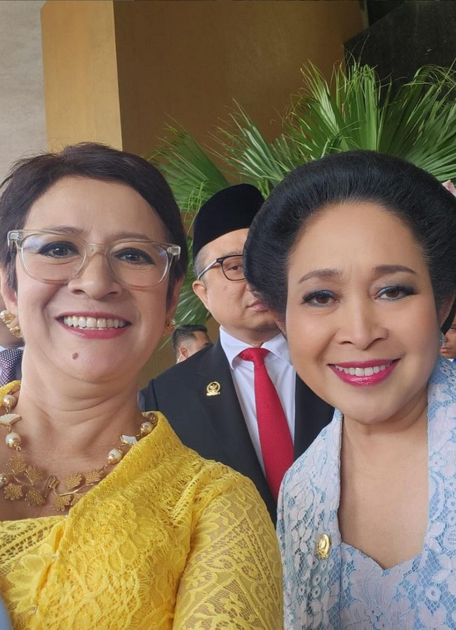 Menyesuaikan dengan warna kebaya, Titiek Soeharto memulas matanya dengan eyeshadow nuansa biru dan pulasan lipstik pink. Foto: Instagram